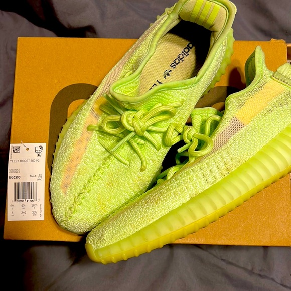 Yeezy Glow Boost 350 V2 - Picture 1 of 6